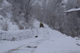 Mutki’de karla mücadele çalışması devam ediyor
