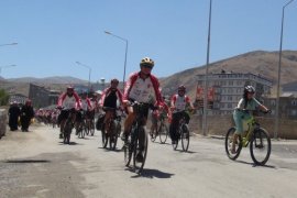 4. Van Denizi Bisiklet Festivali’ne Katılan Gönüllüler Tatvan’a Vardı