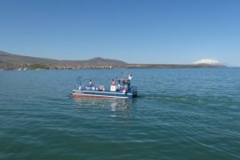 Van Gölü’nün Tatvan Sahilinde Başlatılan Su Yüzeyi Temizliği 12 Ay Aralıksız Devam Edecek