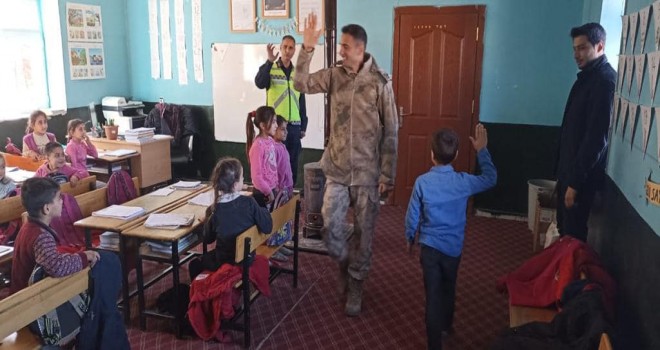 Hizan’da Köy Okullarında Trafik Eğitim Semineri Verilmeye Devam Ediliyor