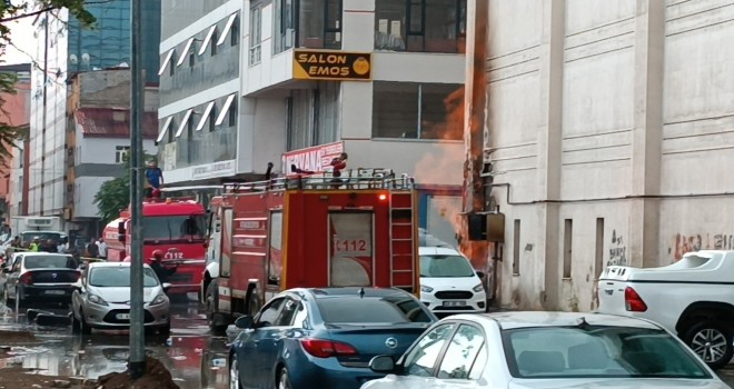 Tatvan Yaşam Alışveriş Merkezi’nin Doğalgaz Vanasında Yangın Çıktı