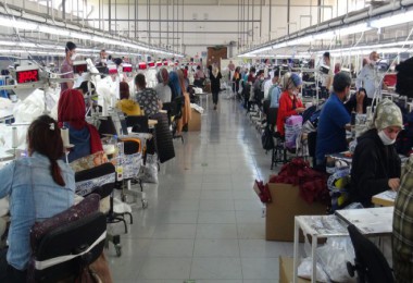 Bitlis’teki tekstilciler tedbirler kapsamında üretime devam ediyor