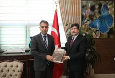 Rektör Yardım, Vali Çağatay’a “Tarihi ve Kültürel Yönleriyle Bitlis” kitabını hediye etti