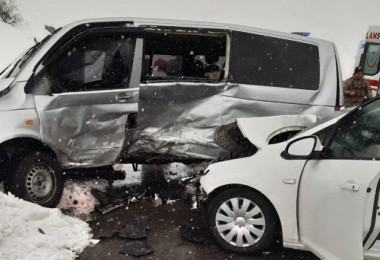 Trafik kazasında 1 Kişi Hayatını Kaybetti,  4 Kişi Yaralandı