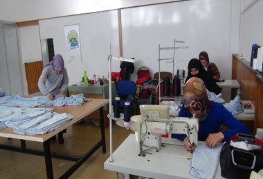 Tatvan’daki Kadınlar Depremzedeler İçin Battaniye, Eşofman, Hırka, Atkı ve Bere Üretiyor