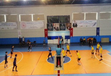 Tatvan’da Düzenlenen Voleybol Turnuvasına 22 Okul Takımı Katıldı
