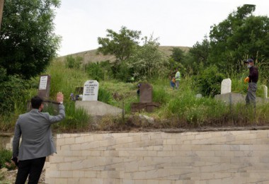 Bitlis Belediyesi Mezarlık Temizleme ve Bakım Çalışması Başlattı