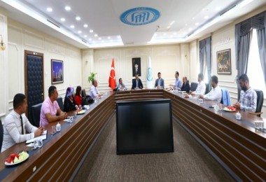 Rektör Elmastaş, Yurt Yöneticileriyle Toplantı Yaptı