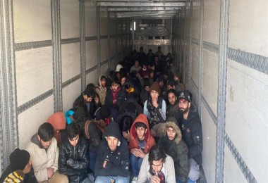 Adilcevaz Yol Kontrol Uygulamasında, Tır Dorsesi İçerisinde 129 Düzensiz Göçmen Yakalandı