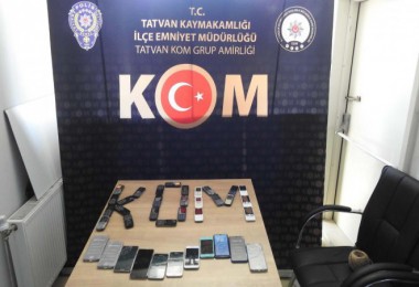 Tatvan'da 39 Adet Kaçak Cep Telefonu Ele Geçirildi ve 5 Kişi Gözaltına Alındı