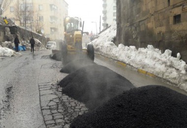 Bitlis Belediyesi kardan dolayı aşınan yolları iyileştiriyor
