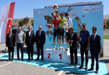 Uluslararası ‘Tour Of Van’ Bisiklet Yarışına Katılan Profesyonel Sporcular Tatvan’a Vardı