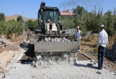 Bitlis’te Parke Taşı Çalışmaları Hız Kesmeden Devam Ediyor