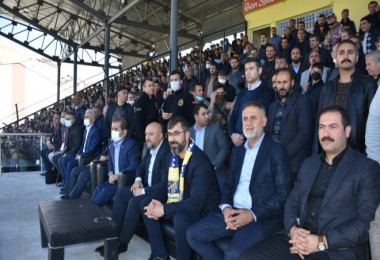 Milletvekilleri Bitlis İle Hakkari Maçını İzledi