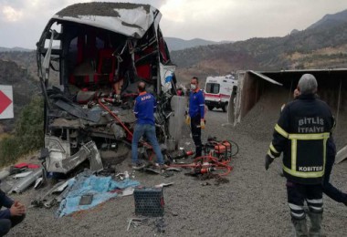 Bitlis'te Trafik Kazası, 2 Ölü 18 Yaralı