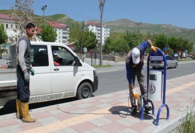 Bitlis Belediyesi kaldırımlara çöp kovası yerleştiriyor