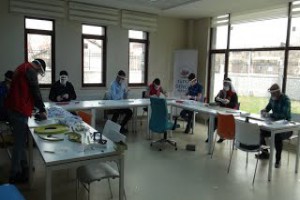 Gönüllü gençler tarafından üretilen siperli maskelerin dağıtımına başlandı - Bitlis Bülten