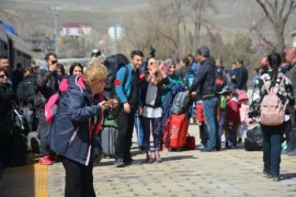 Van Gölü Ekspresi yolcuları Tatvan’da çiçeklerle karşılandı