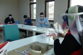 Gönüllü gençler tarafından üretilen siperli maskelerin dağıtımına başlandı