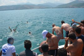 Tatvan’da 60 gönüllü 5 kilometreyi 4 saatte yüzdü