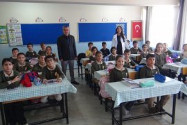 Lise Öğrencileri Öğretmenler İçin Önlük Üretti