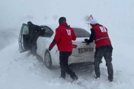 Bitlis’te Yollarda Mahsur Kalanlar Kızılay, 112 ve Özel İdare Ekiplerince Kurtarıldı