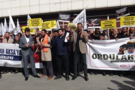 İsrail’i Protesto Eden Vatandaşlar Filistinliler İçin Dua Okudu