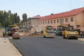 Vali Ustaoğlu asfalt çalışmalarını inceleyerek basına bilgi verdi