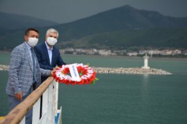 Van Gölü’ne 'Deniz Şehitleri Anısına' çelenk bırakıldı