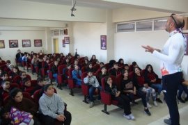 Vangölü Aktivistleri Tatvan'daki Okullarda Eğitim Semineri Verdi