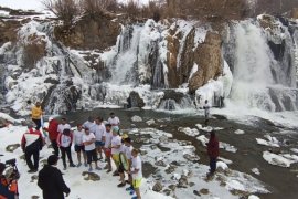 Karda Halay Çekip Donmuş Suda Yüzdüler