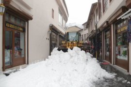 Bitlis Belediyesi 24 saat ara vermeden kar temizliyor