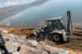 Tatvan sahilinde iş makineleri ile temizlik çalışması başlatıldı