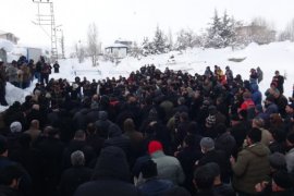 Adıyaman'da Depremde Hayatını Kaybeden Aile Tatvan'da Toprağa Verildi