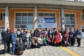 Van Gölü Ekspresi yolcuları Tatvan’da çiçeklerle karşılandı