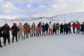 Bitlis’te ‘Meşaleli Kayak Festivali’ Düzenlendi