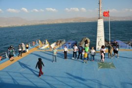 Türkiye’nin En Büyük Feribotunda Zafer Bayramı’nı Kutladılar