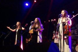 Üç Kız Kardeşin Tatvan’daki Konserine Yoğun İlgi