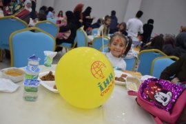Bitlis İHH ve Tatvan Belediyesi Dünya Yetimler Günü'nde yetim aileleri iftarda ağırladı