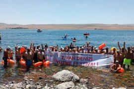 Van Denizi Yüzme Festivali Yoğun İlgi Gördü