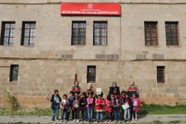 Bitlis’te Jandarma Ekipleri Köy Çocuklarına Hediye Dağıttı