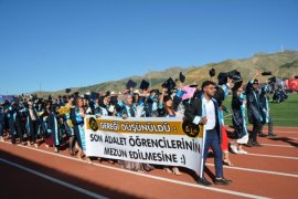 Bitlis Eren Üniversitesi'nde Mezuniyet Töreni Düzenlendi