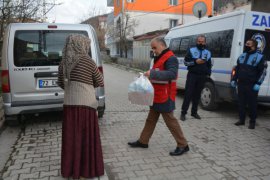 Tatvan’daki ihtiyaç sahiplerine sıcak pide dağıtıldı