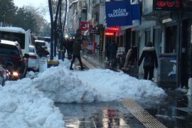 Tatvan’daki Çatılarda Biriken Kar ve Buz Sarkıtları Tehlike Saçıyor