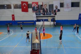 Tatvan’da Ev Hanımlarına Yönelik Voleybol Turnuvası Düzenlendi