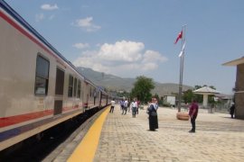 Trenler ile feribotlar bölge ekonomisine ve turizme katkı sunuyor