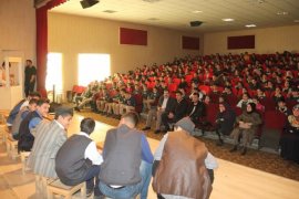 Bitlis’te öğrenciler tiyatro oyununa yoğun ilgi gösteriyor