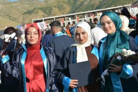 Bitlis Eren Üniversitesi'nde Mezuniyet Töreni Düzenlendi