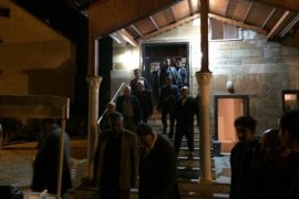 Başkan Aksoy, teravih namazı sonrası halka lokum ikram ediyor