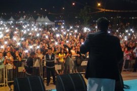 Bülent Serttaş konserde sahne direğine tırmandı